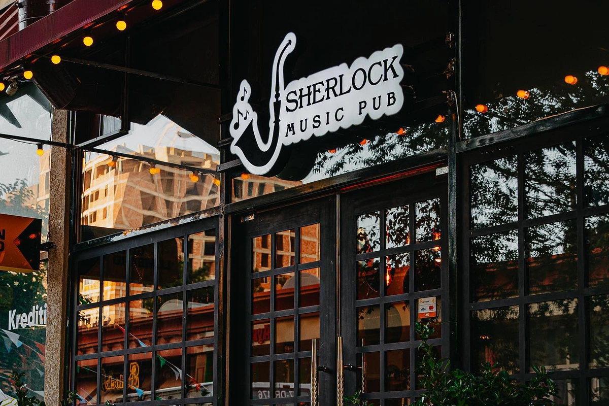Sherlockda hesab üstündə dava - Xanım müştəri həbs edildi Sherlockda hesab üstündə dava - Xanım müştəri həbs edildi