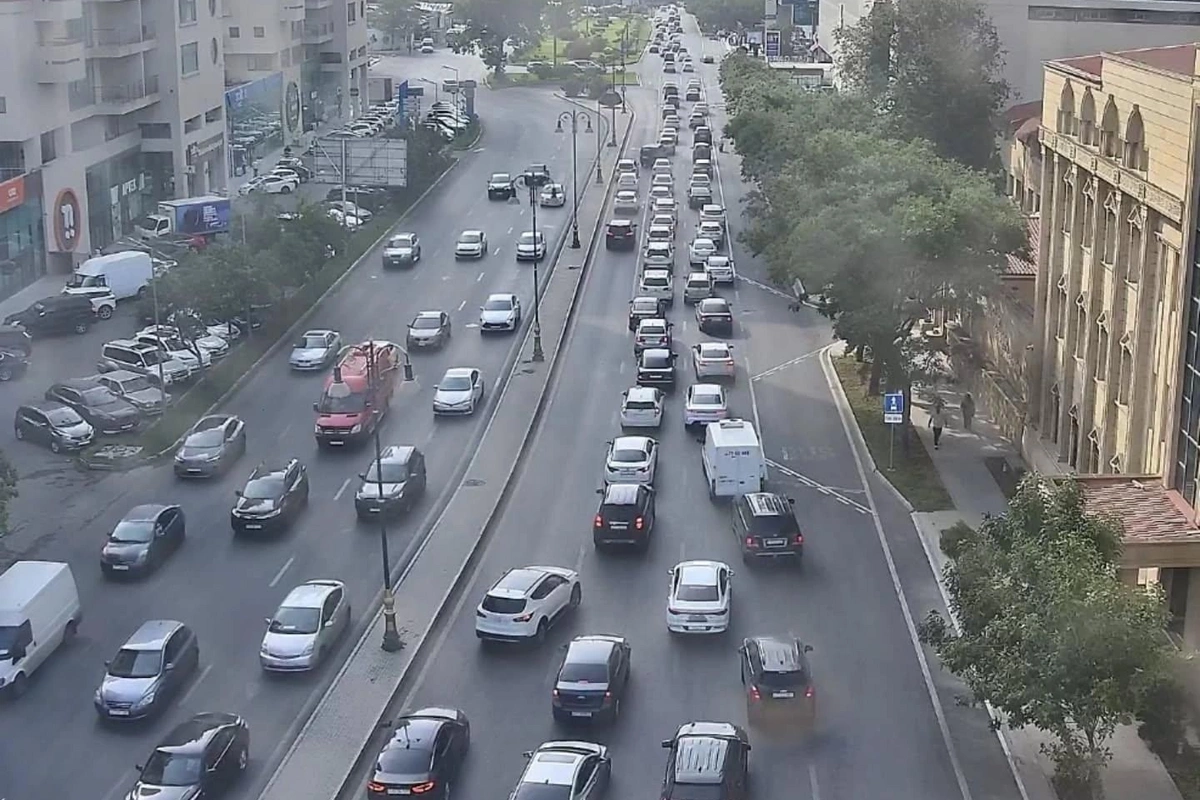 Bakının bir sıra yollarında tıxac yaranıb Bakının bir sıra yollarında tıxac yaranıb