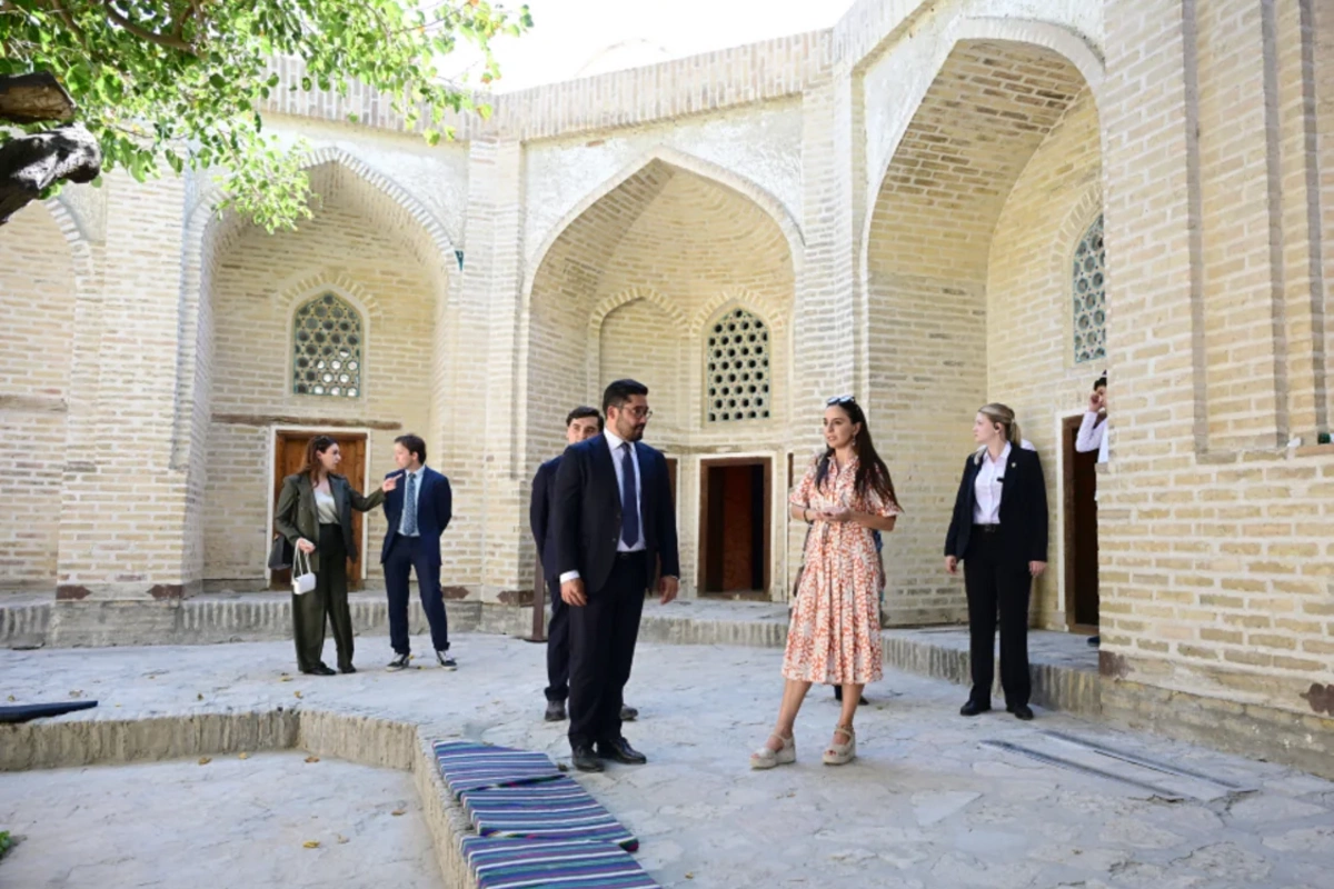 Leyla Əliyeva ilk Buxara Biennalesinin əsərləri ilə tanış olub