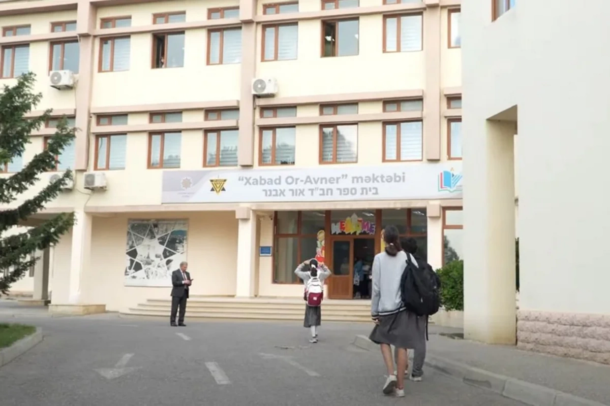Bakıda yəhudi şagirdlər də məktəbə vahid formada gedirlər