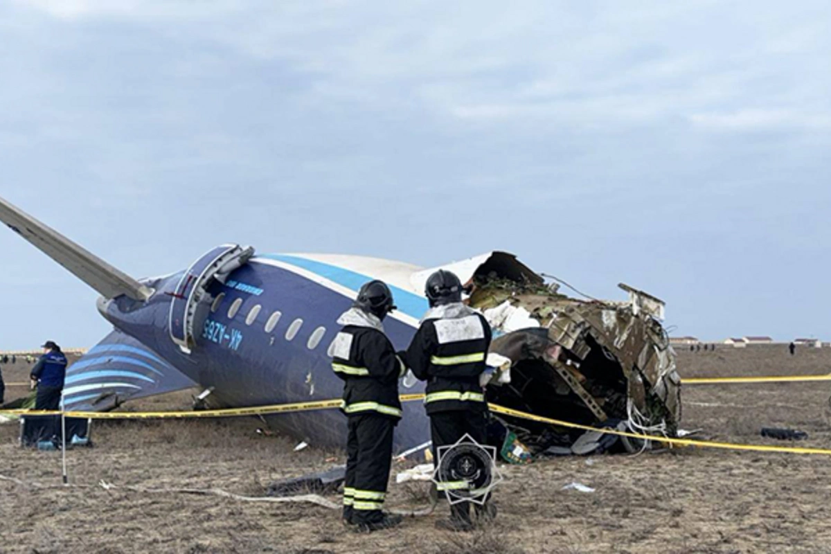 Черные ящики самолета AZAL привезли в Казахстан Черные ящики самолета AZAL привезли в Казахстан