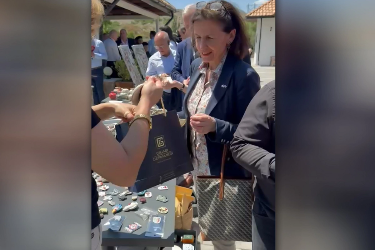 Fransa səfiri Laçındakı Gilabi Ceramics mərkəzindən alış-veriş edib Fransa səfiri Laçındakı Gilabi Ceramics mərkəzindən alış-veriş edib