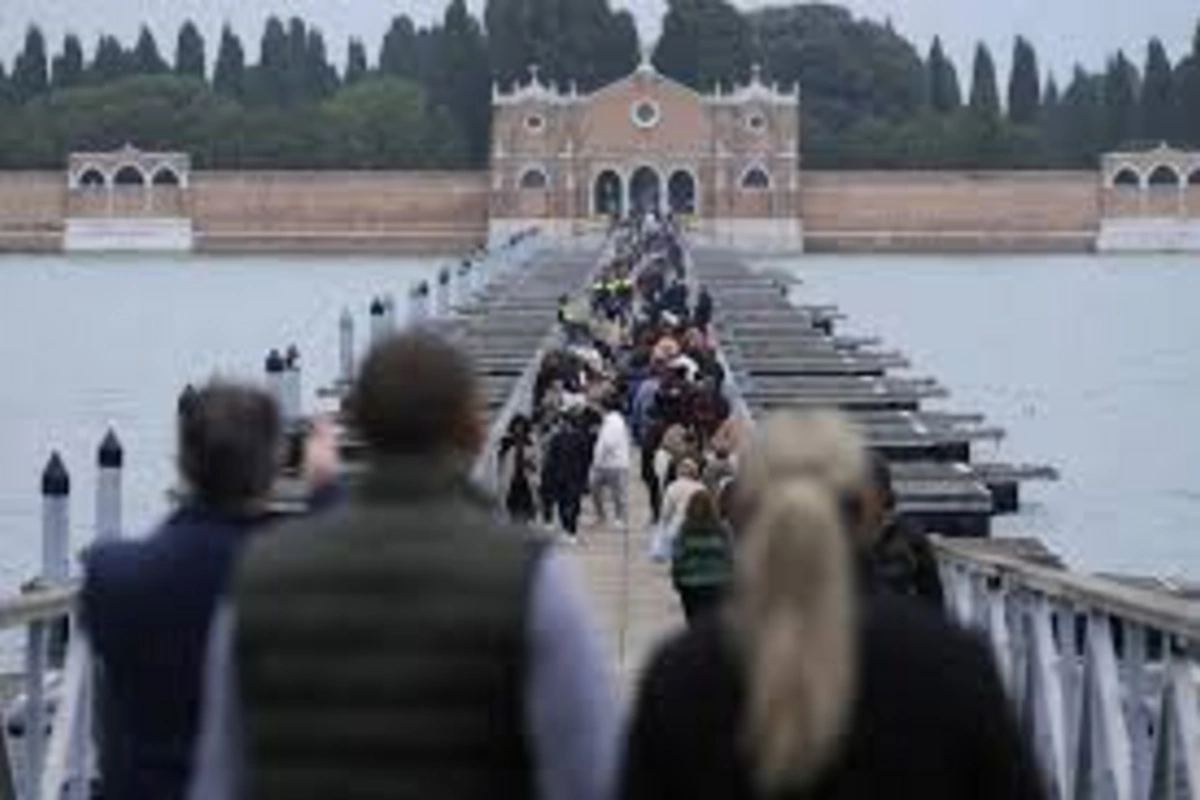 В Венеции возвели мост к острову Сан-Микеле, где находится могила Бродского