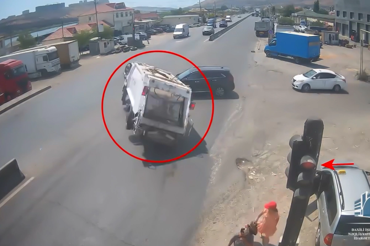 Bakıda qayda pozan zibil maşını AŞDI - ANBAAN VİDEO