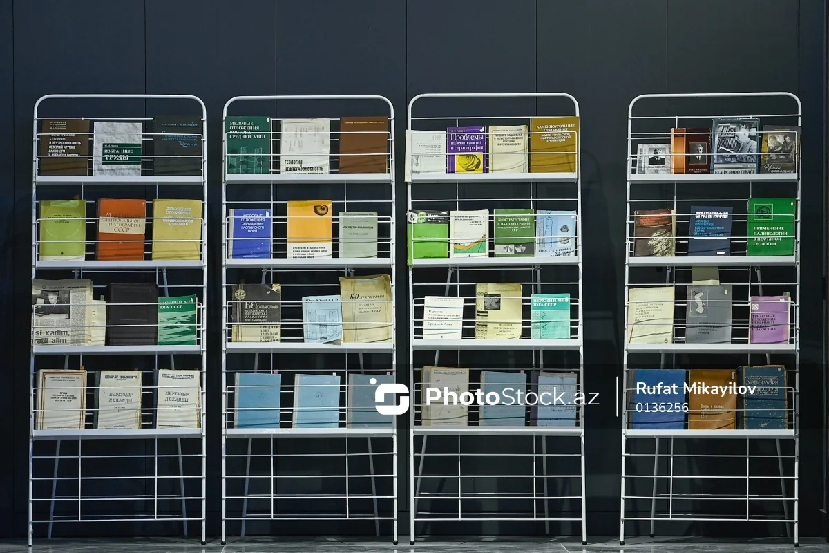 Niyə yazıçılar öz kitablarını küçədə satmalı olurlar?