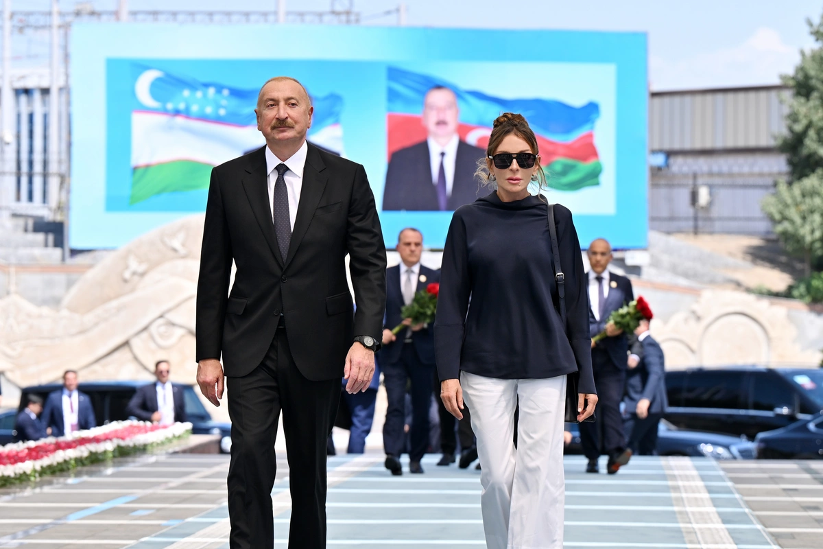 Prezident və birinci xanım Daşkənddə ümummilli liderin barelyefi önünə gül dəstələri qoyublar