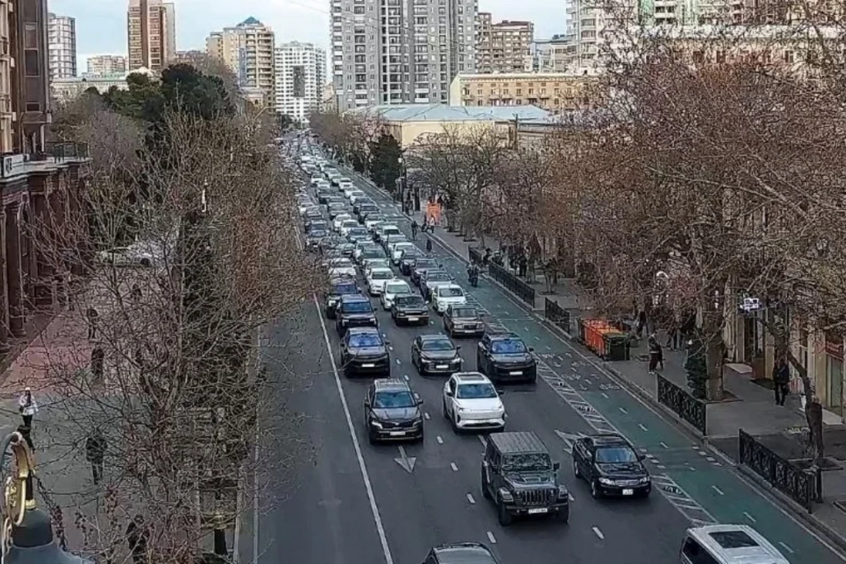 Bakıda 21 istiqamətdə tıxac yaranıb