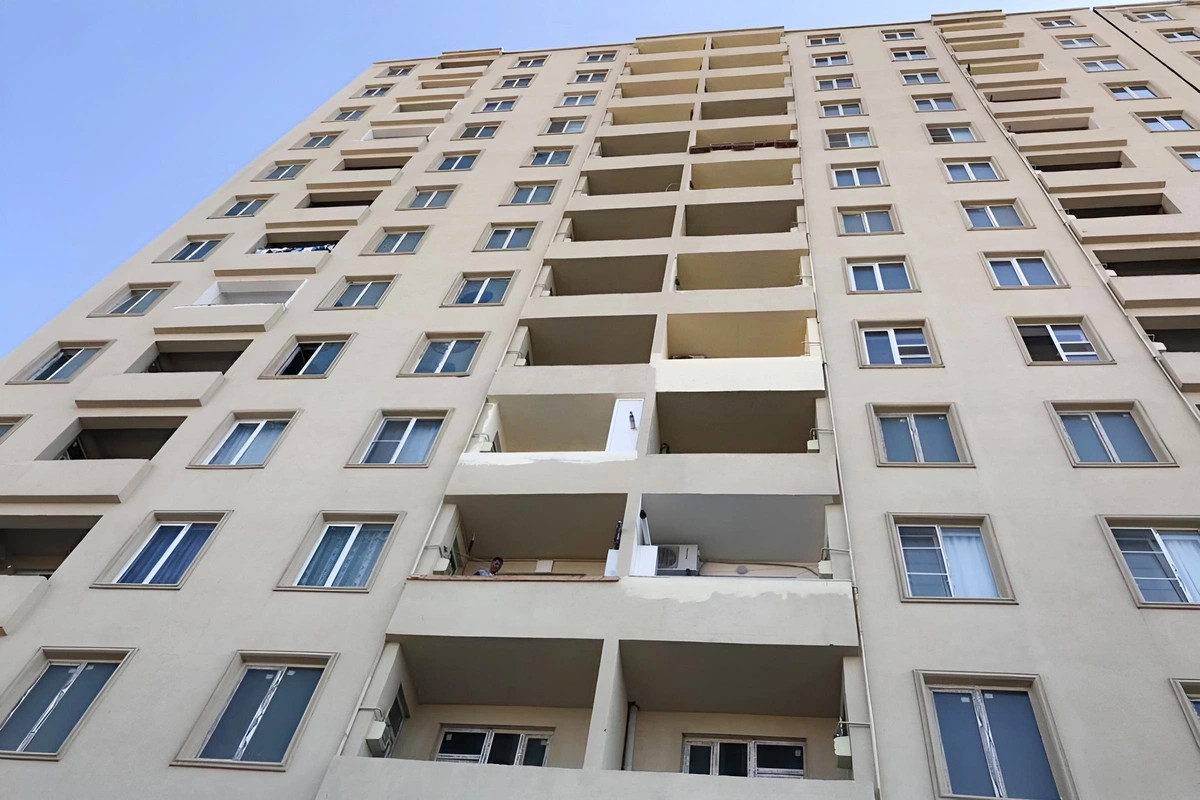 В Сумгайыте 17-летняя девушка выпала из окна многоэтажного дома