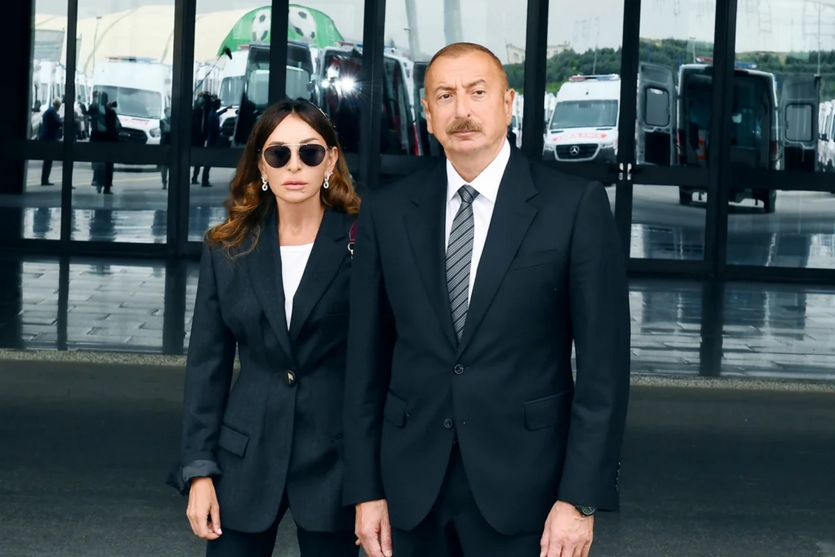 Prezident və birinci xanım Daşkənddə ümummilli liderin barelyefi önünə gül dəstələri qoyublar