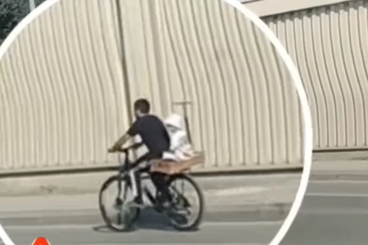 Bakıda uşağı velosipedin arxasında əyləşdirən şəxs onun həyatını təhlükəyə atdı Bakıda uşağı velosipedin arxasında əyləşdirən şəxs onun həyatını təhlükəyə atdı