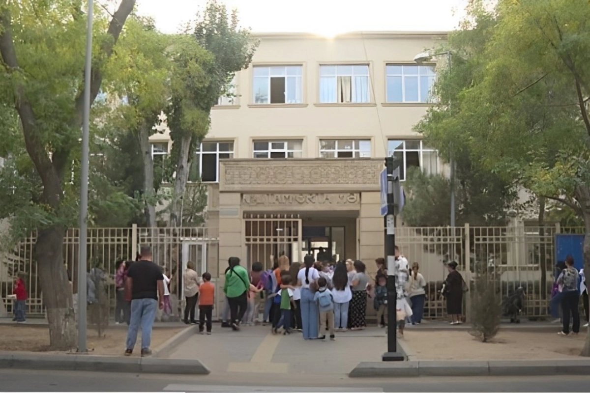 Bakıda şagird sinif yoldaşına xəsarət yetirdi - Hadisənin TƏFƏRRÜATI Bakıda şagird sinif yoldaşına xəsarət yetirdi - Hadisənin TƏFƏRRÜATI