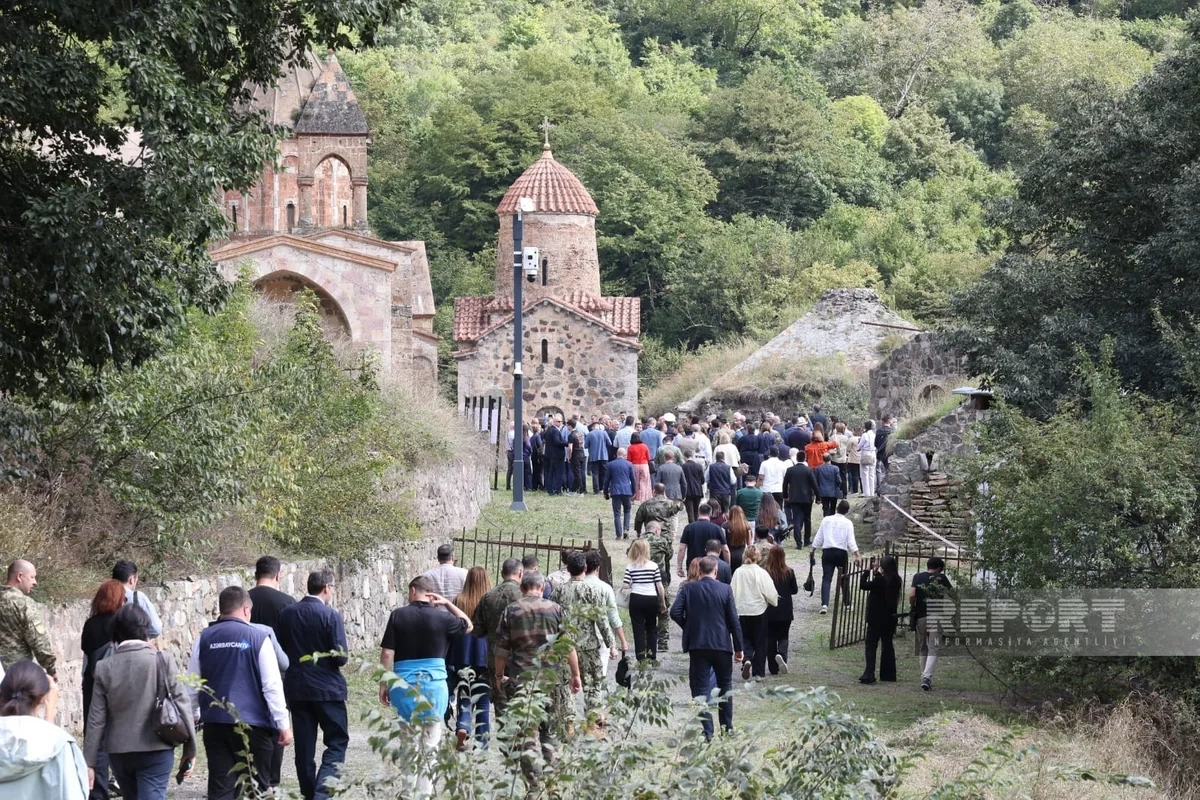 Xarici diplomatlar Xudavəng monastır kompleksini ziyarət ediblər