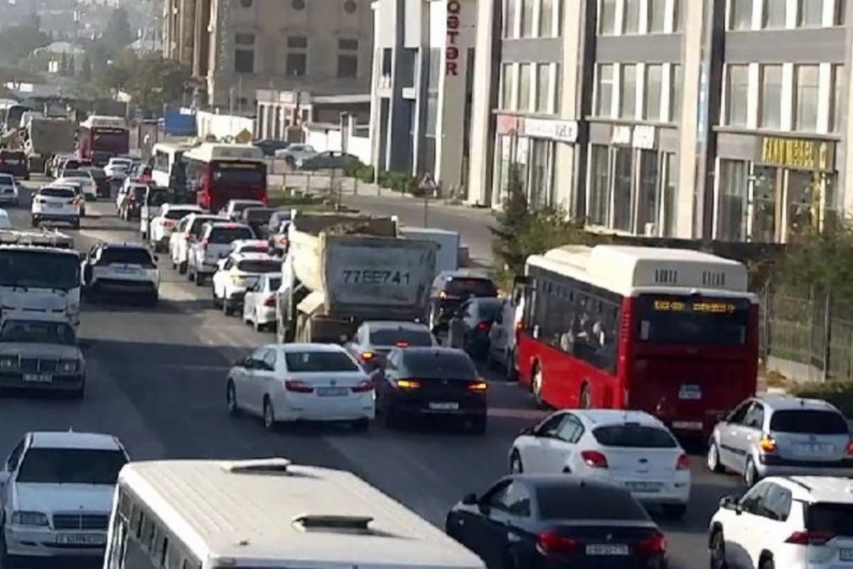 Bakının bu yollarında avtomobillərin hərəkəti çətinləşib Bakının bu yollarında avtomobillərin hərəkəti çətinləşib