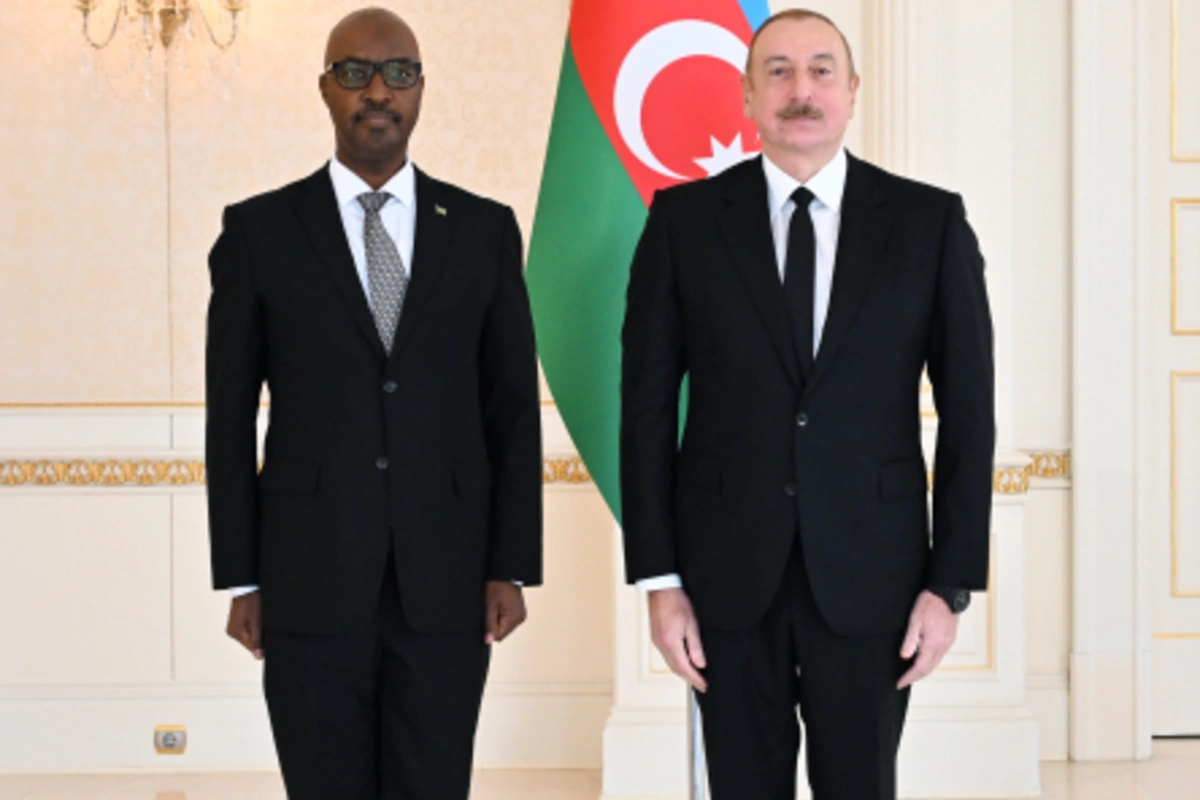 Prezident İlham Əliyev Ruandanın Azərbaycanda yeni təyin olunmuş səfirinin etimadnaməsini qəbul edib Prezident İlham Əliyev Ruandanın Azərbaycanda yeni təyin olunmuş səfirinin etimadnaməsini qəbul edib