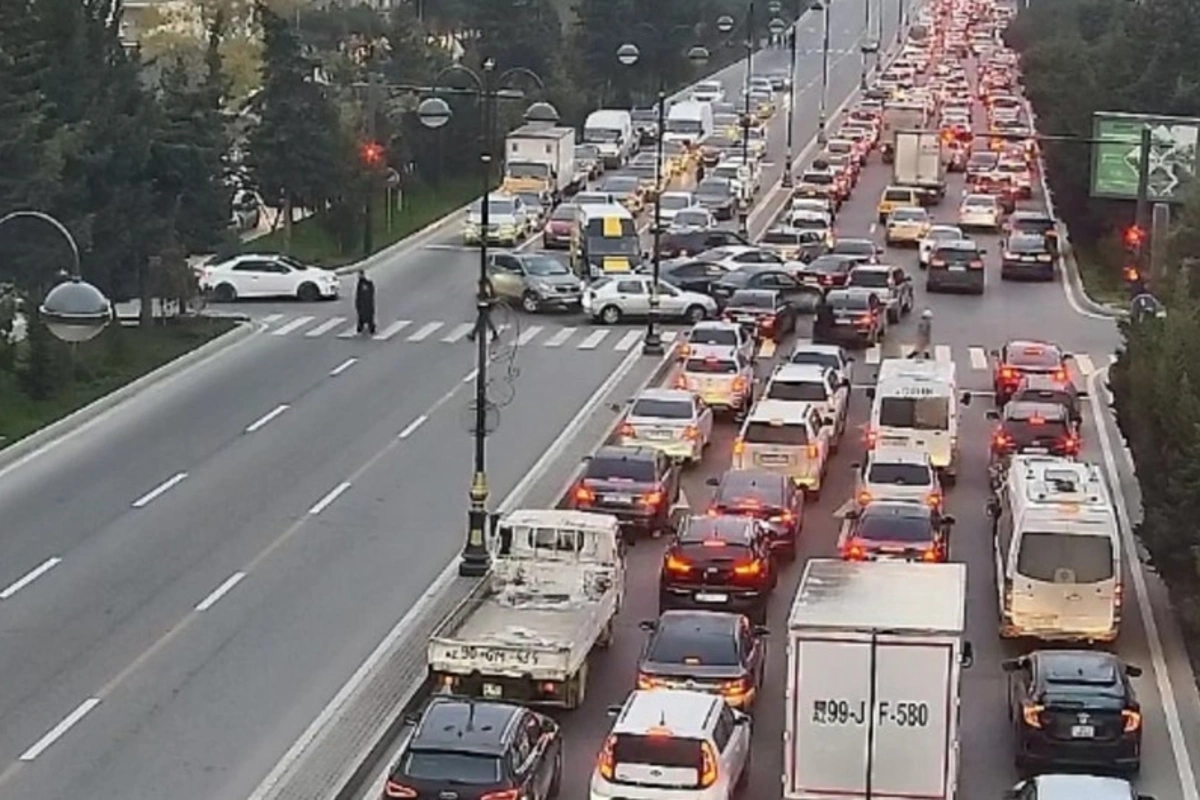 Bakının bir sıra yollarında tıxac yaranıb Bakının bir sıra yollarında tıxac yaranıb