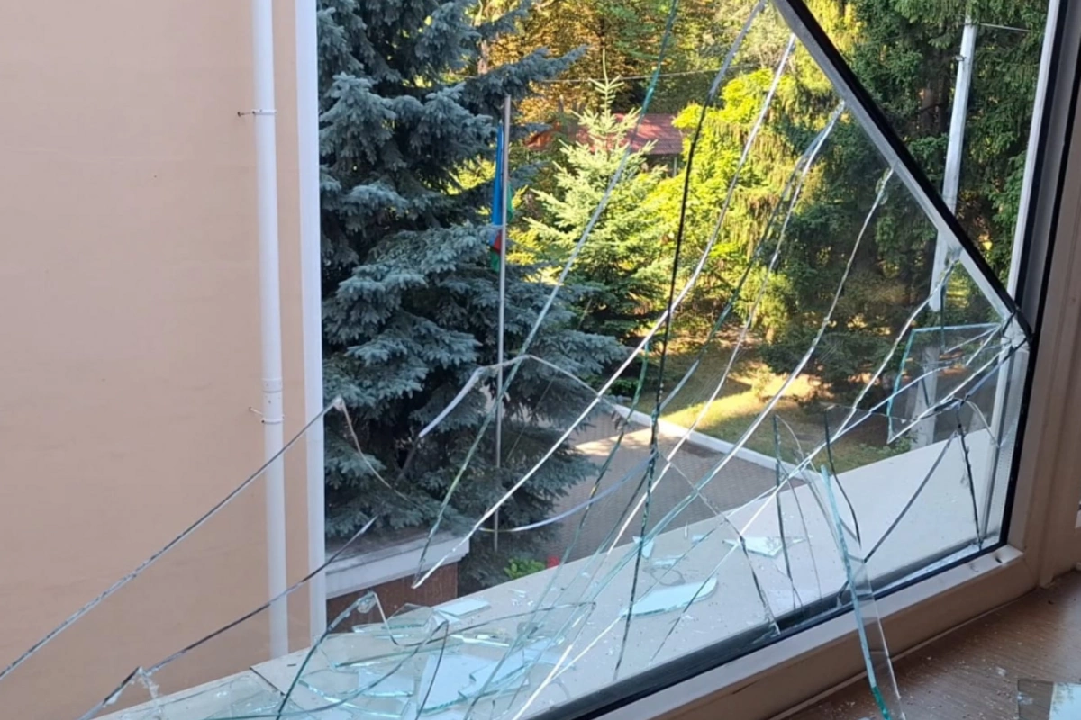 В результате ракетных ударов по Киеву нанесен ущерб посольству Азербайджана в Украине