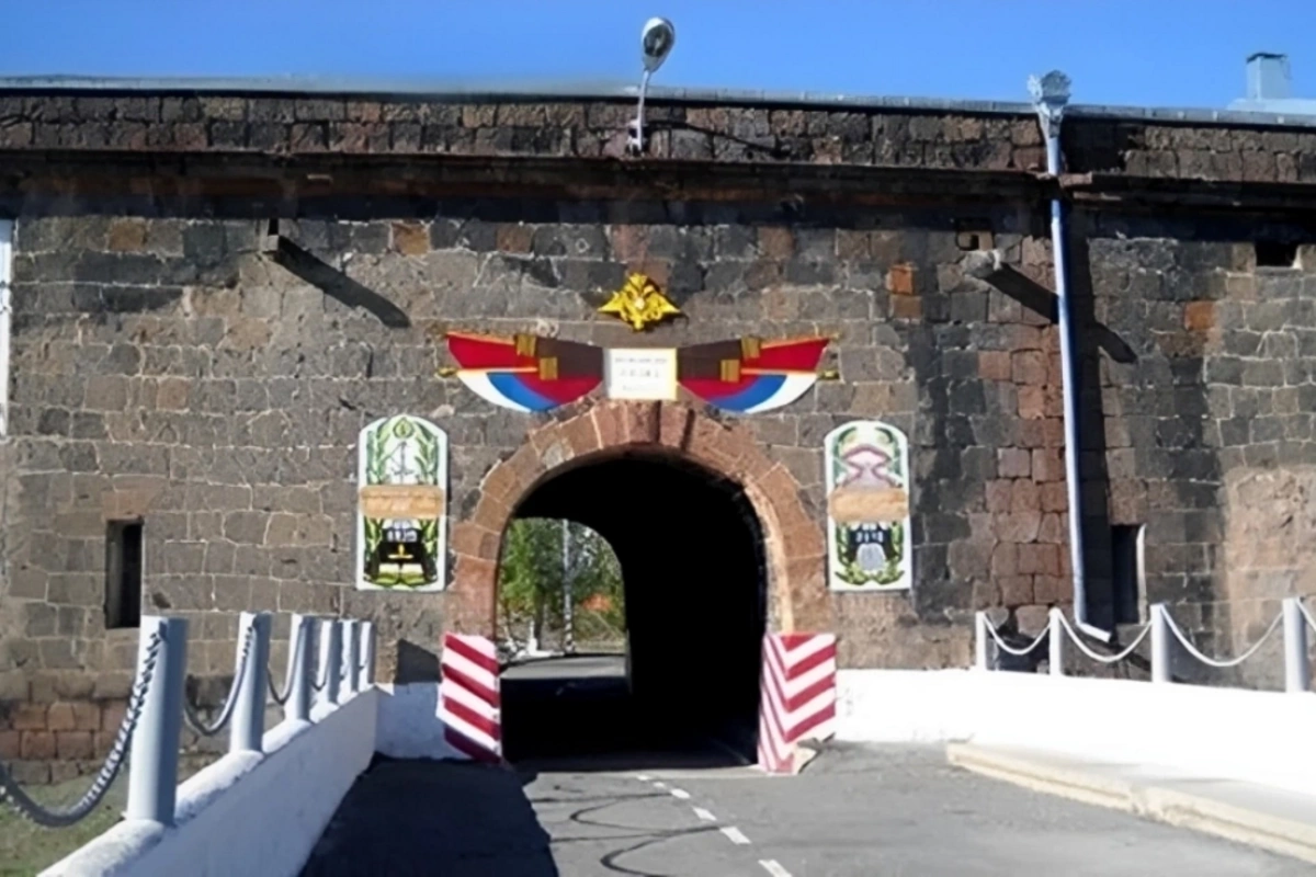 Will Armenia close the 102nd Russian military base after signing a treaty with Azerbaijan?