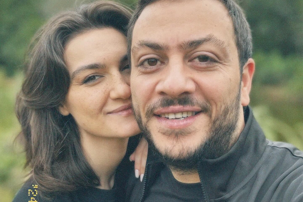 Yeni evlənən aktrisa həyat yoldaşı ilə görüntülərini paylaşdı Yeni evlənən aktrisa həyat yoldaşı ilə görüntülərini paylaşdı