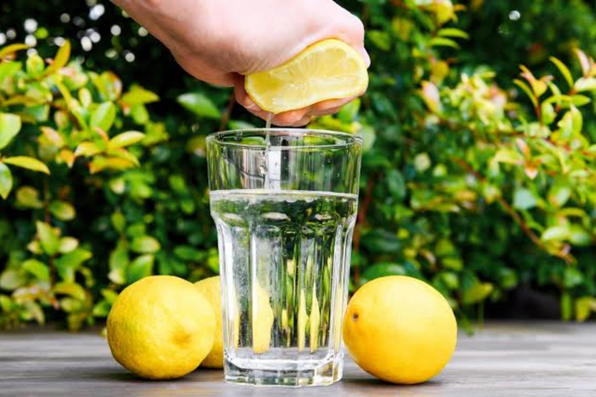 Hər səhər acqarına limonlu su içsəniz orqanizmdə nə baş verər? - Zərəri və xeyiri