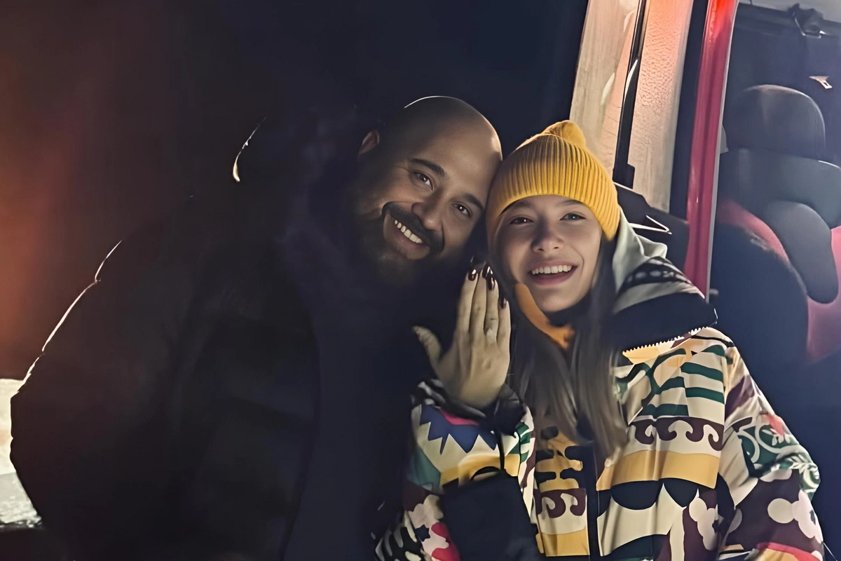 Özündən  21 yaş kiçik sevgilisinə evlilik təklifi etdi