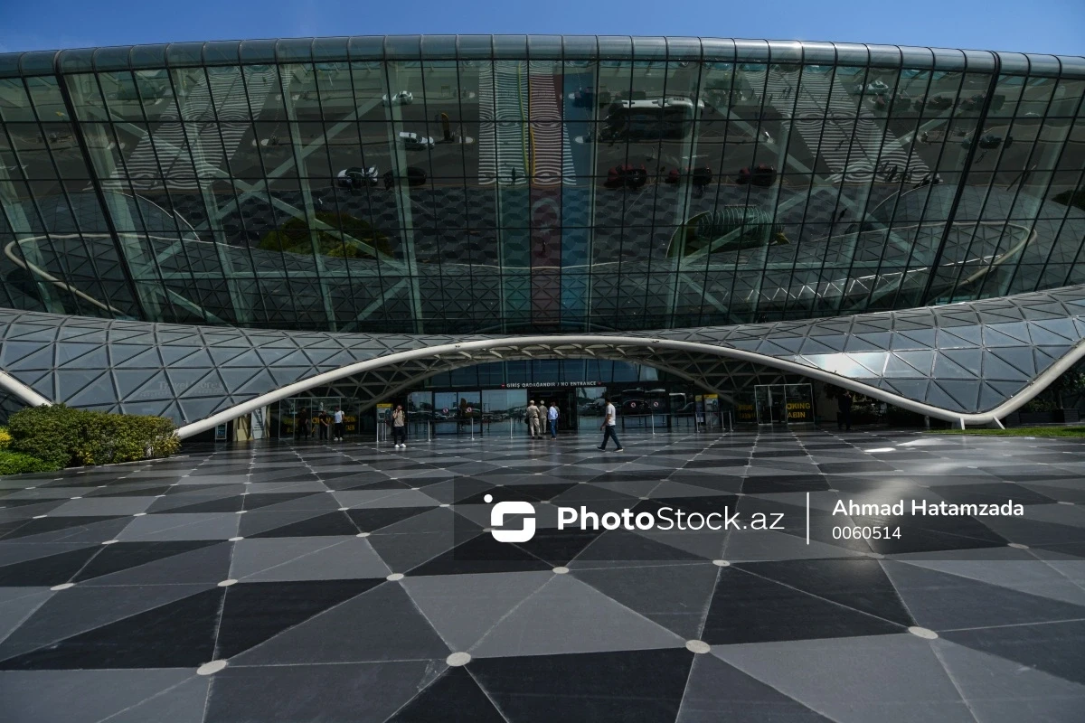 Самолет, выполнявший рейс Бангкок-Вена, совершил экстренную посадку в Баку Самолет, выполнявший рейс Бангкок-Вена, совершил экстренную посадку в Баку
