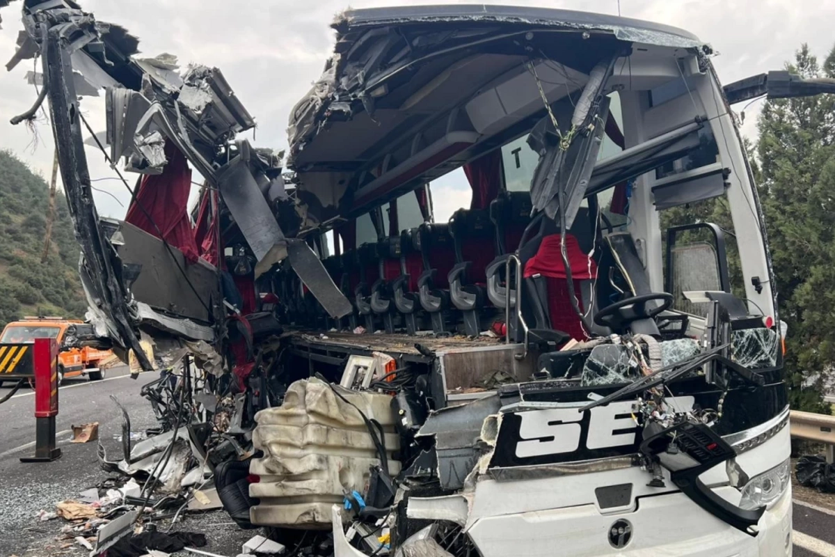 Avtobus TIR-a çırpıldı: 6 ölü, 11 yaralının olduğu qəzanın GÖRÜNTÜLƏRİ
