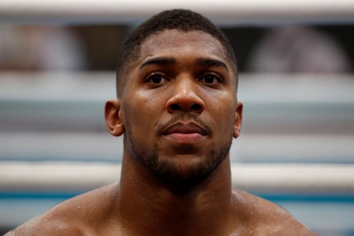 Məşhur boksçu Nigeriyada avtomobil qəzası keçirib