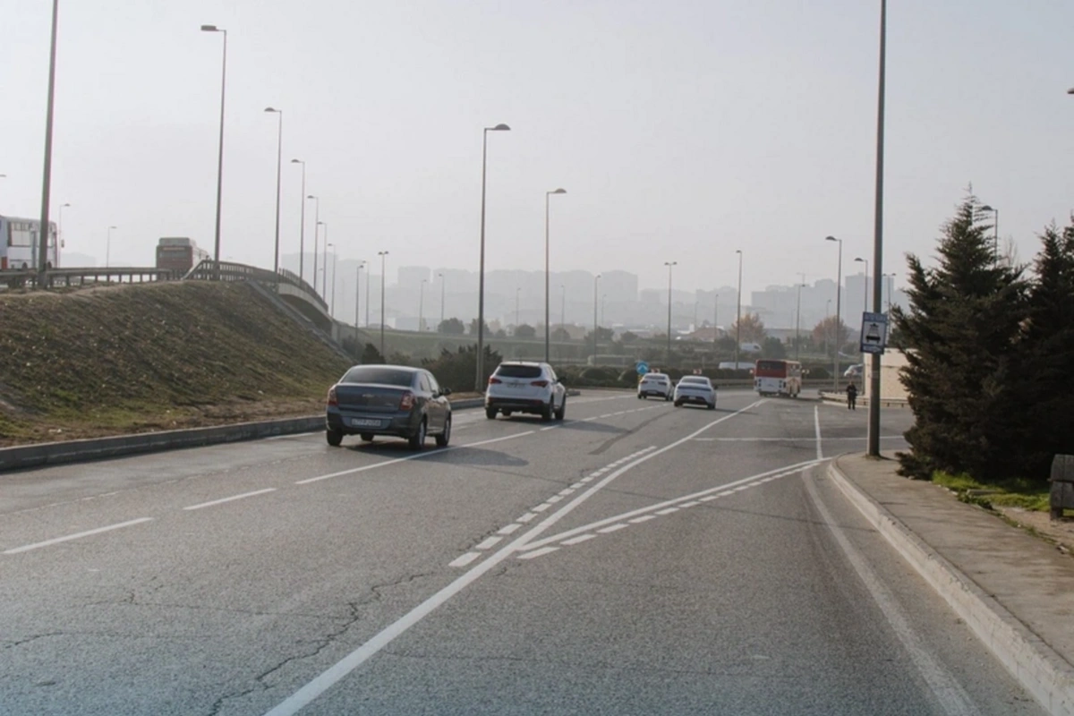 Sürücülərin NƏZƏRİNƏ: Bakıda şoselərin birində avtobus zolağı təşkil edilir