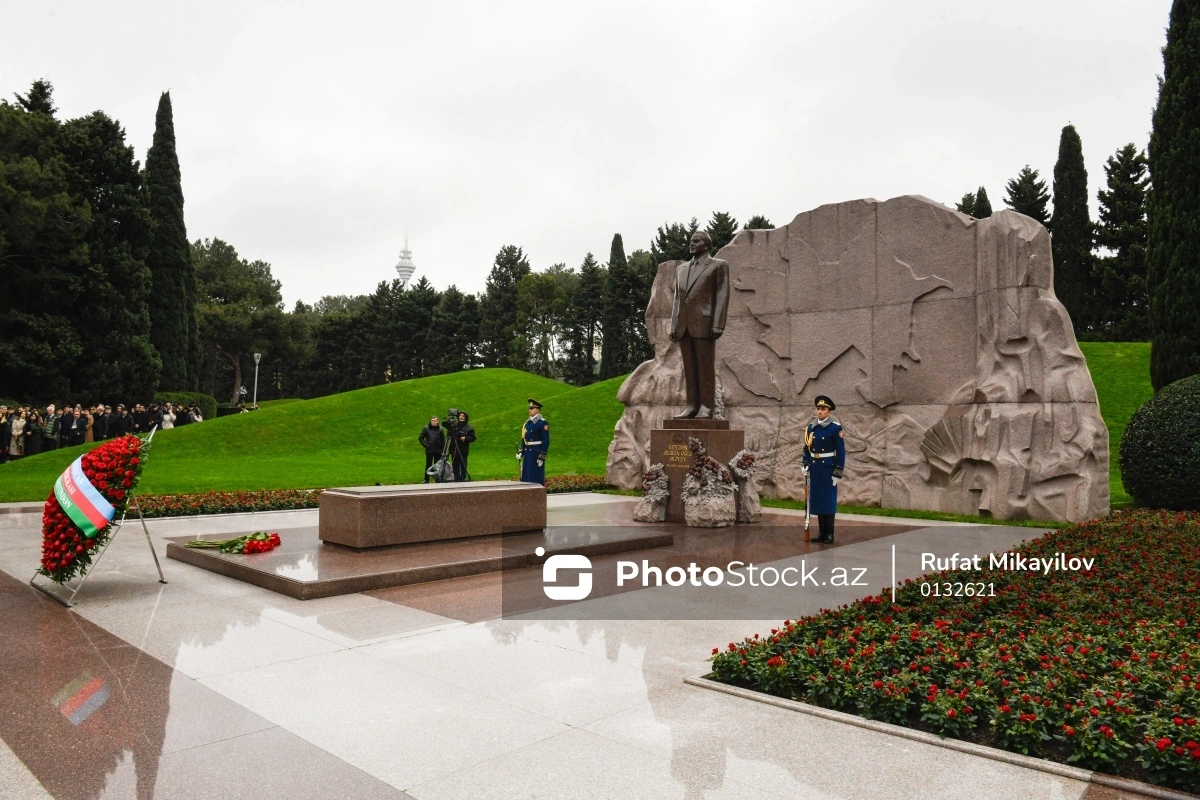 Azərbaycan xalqı Heydər Əliyevin xatirəsini yad edir