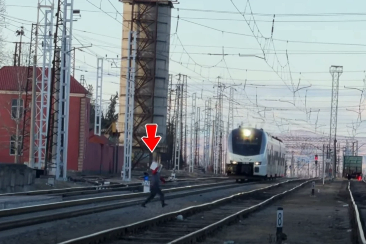 Qatar gələn zaman yolu keçən şəxs həyatını təhlükəyə atdı - ANBAAN GÖRÜNTÜ