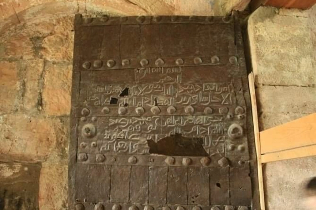 Məşhur Gelati monastırında saxlanılan Gəncə qapısı barədə maraqlı faktlar Məşhur Gelati monastırında saxlanılan Gəncə qapısı barədə maraqlı faktlar