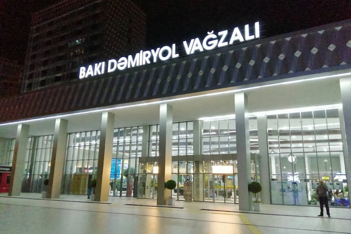 Bakı Dəmiryolu Vağzalının girişində 48 yaşlı kişi  yıxılaraq ölüb