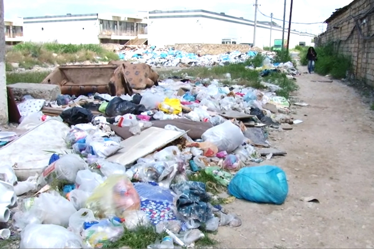 Xırdalanda zibil PROBLEMİ: Üfunətdən, ağcaqanad əlindən evdə oturmaq olmur