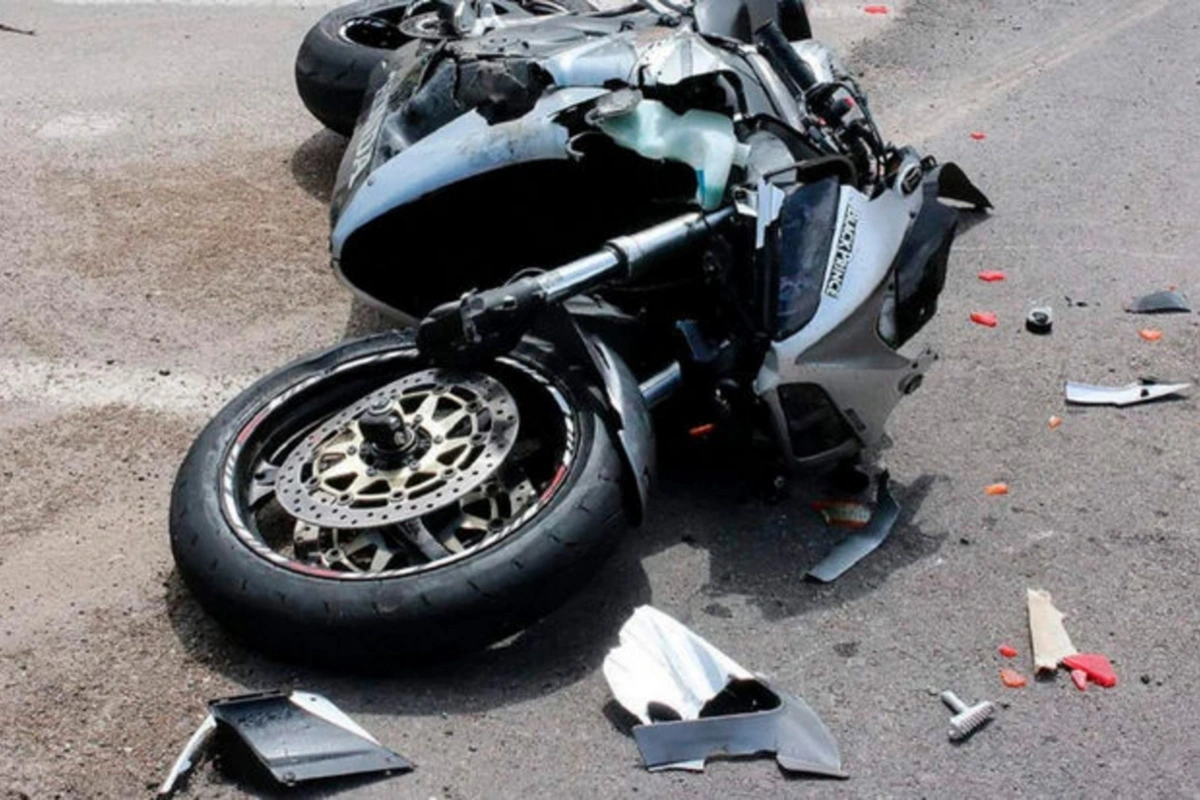 18 yaşlı oğlan motosikleti səkiyə çırpıb öldü