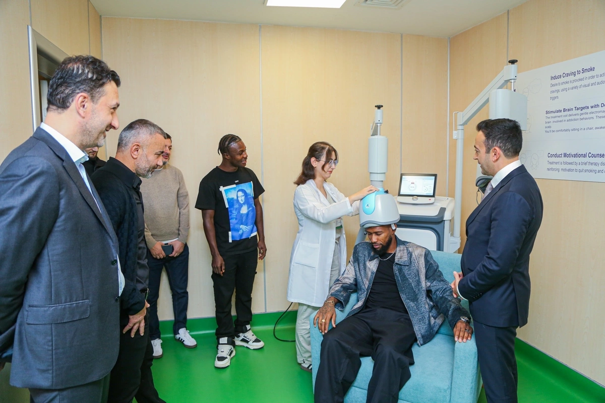 Qurban Qurbanov və futbolçuları Yeni Robotik Reabilitasiya Mərkəzini ziyarət ediblər