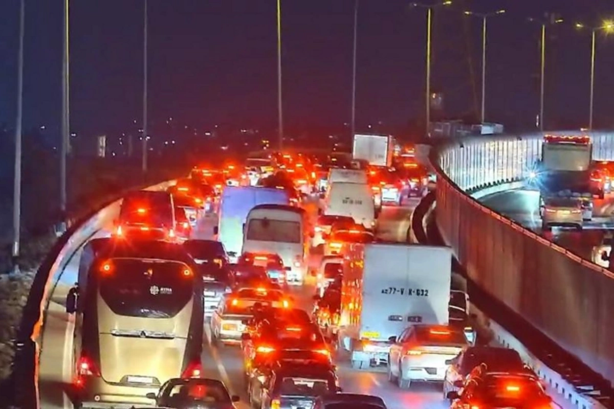 Yol qəzası Bakıda böyük tıxaca səbəb oldu Yol qəzası Bakıda böyük tıxaca səbəb oldu