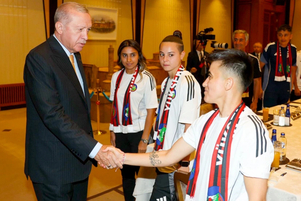 Azərbaycan millisinin futbolçuları Ərdoğanla görüşüblər Azərbaycan millisinin futbolçuları Ərdoğanla görüşüblər
