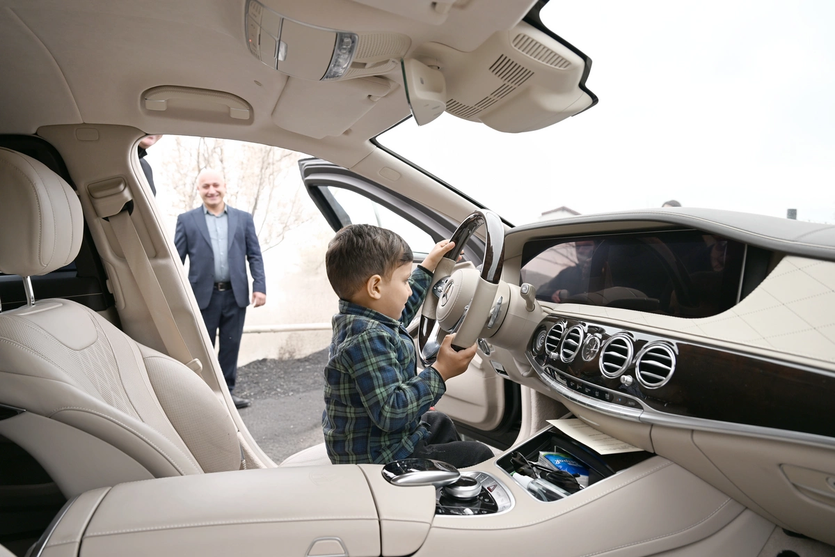 Balaca Xocavənd sakini Prezidentin avtomobilinin sükanı arxasında