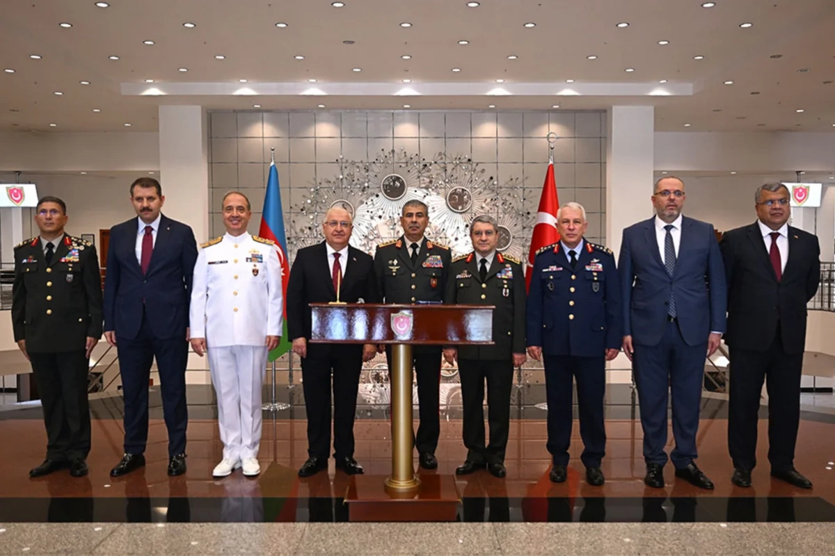 Zakir Həsənov Türkiyədə azərbaycanlı məzunlara diplomlarını təqdim edib