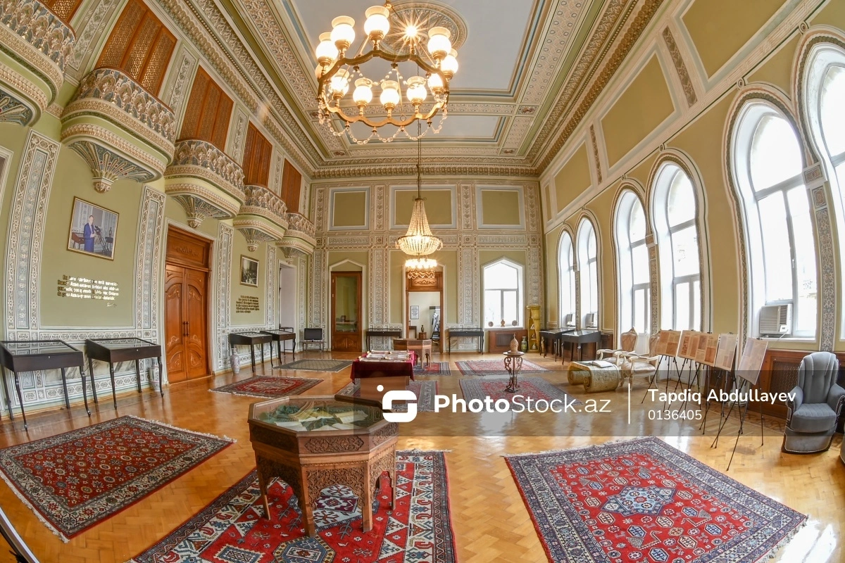 Parlamentin təntənəli açılışının olduğu, bayrağın qəbul edildiyi tarixi binadan REPORTAJ