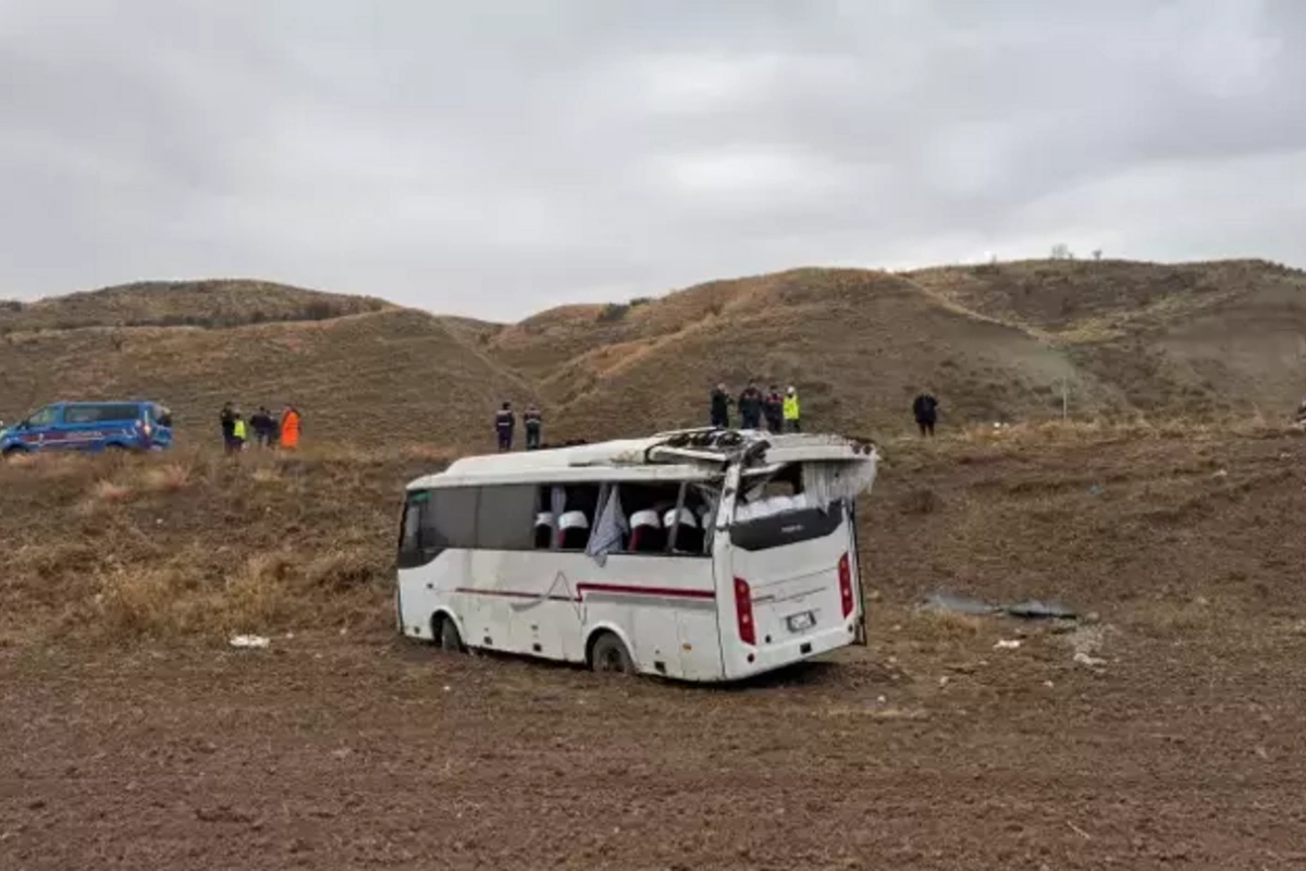 Cənazəyə gedən şəxslər Çankırıda qəza keçiriblər - 29 yaralı Cənazəyə gedən şəxslər Çankırıda qəza keçiriblər - 29 yaralı