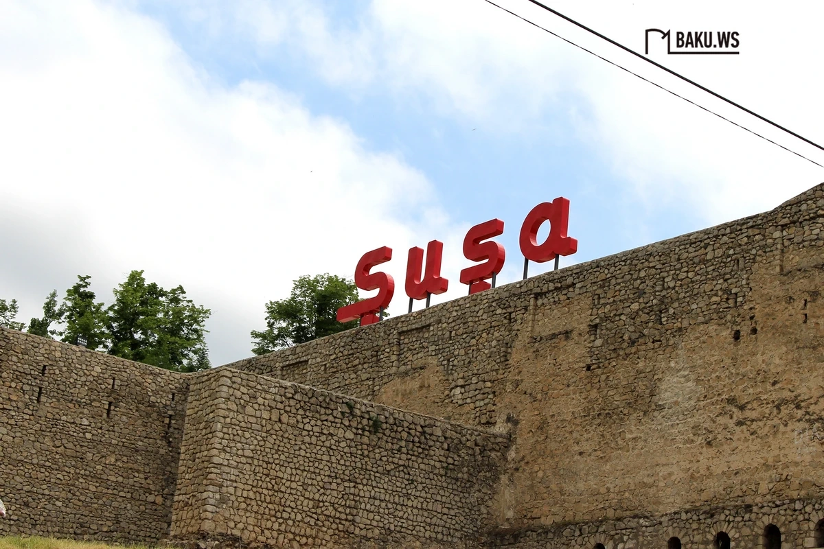 Moldova səfirinin oğlu Şuşada Şən Azərbaycan mahnısını ifa edib
