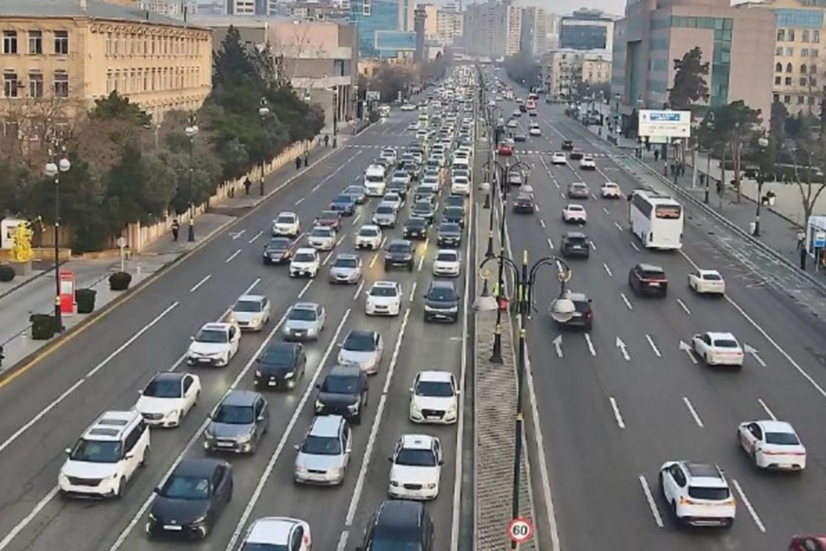 Bakının bəzi yollarında tıxac yaranıb
