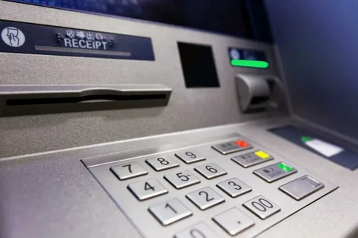 Latviya bankomatlarda rus dilindən istifadəni qadağan edib Latviya bankomatlarda rus dilindən istifadəni qadağan edib