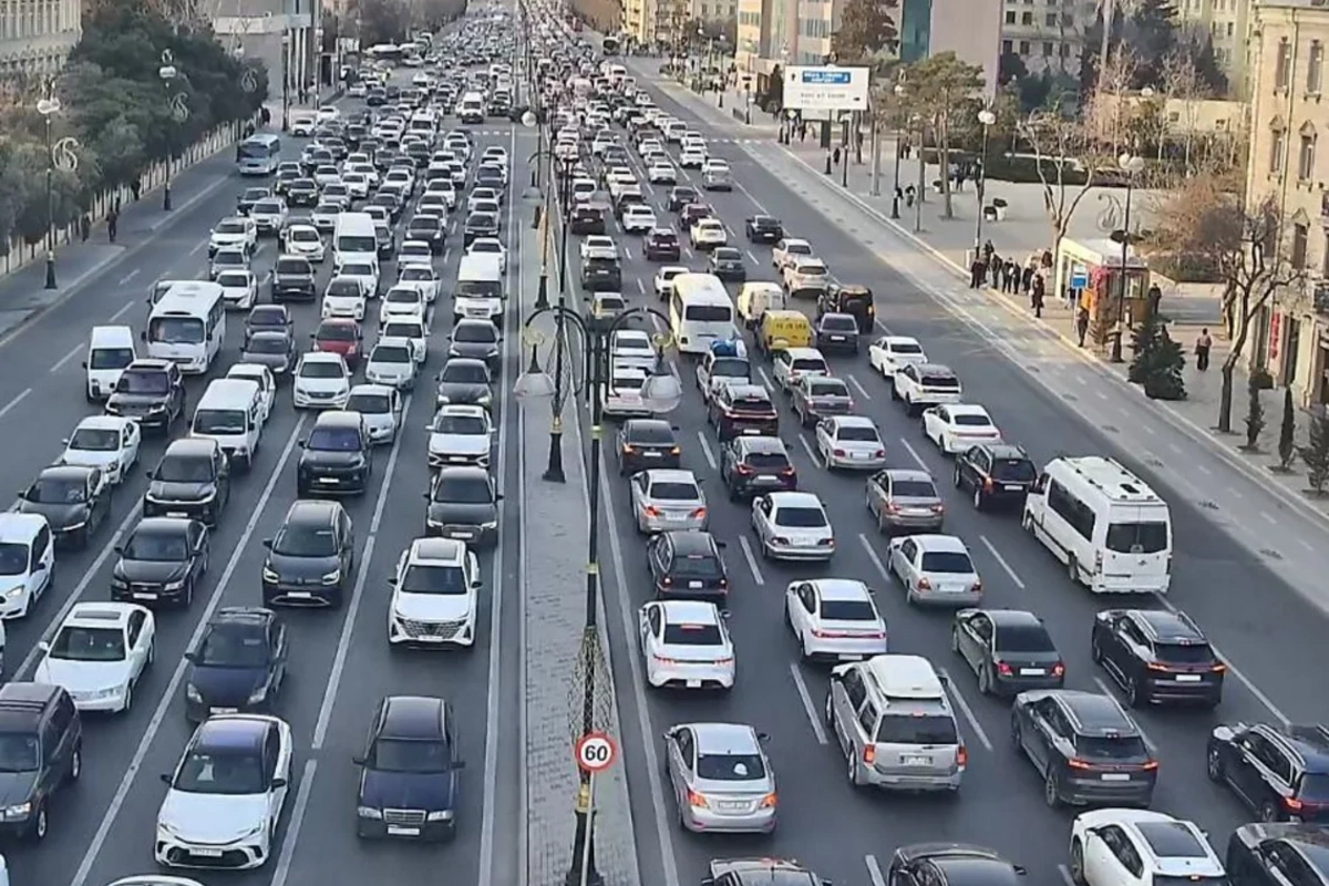 Paytaxtda 15 istiqamət üzrə yollarda sıxlıq müşahidə olunur