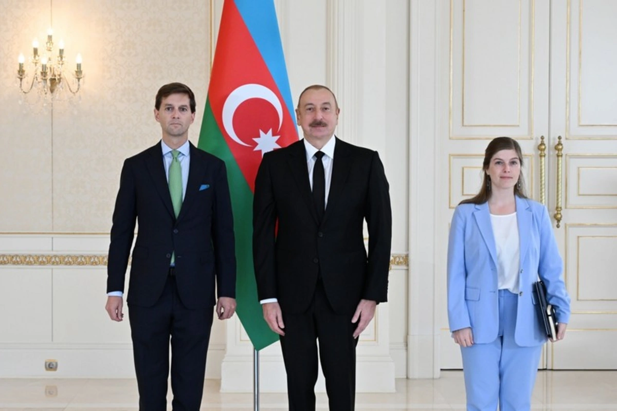 İlham Əliyev Belçikanın Azərbaycandakı yeni səfirinin etimadnaməsini qəbul edib İlham Əliyev Belçikanın Azərbaycandakı yeni səfirinin etimadnaməsini qəbul edib