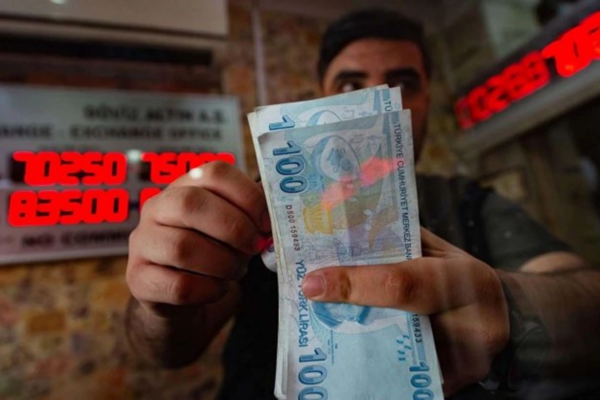 Впервые курс маната превысил 25 турецких лир