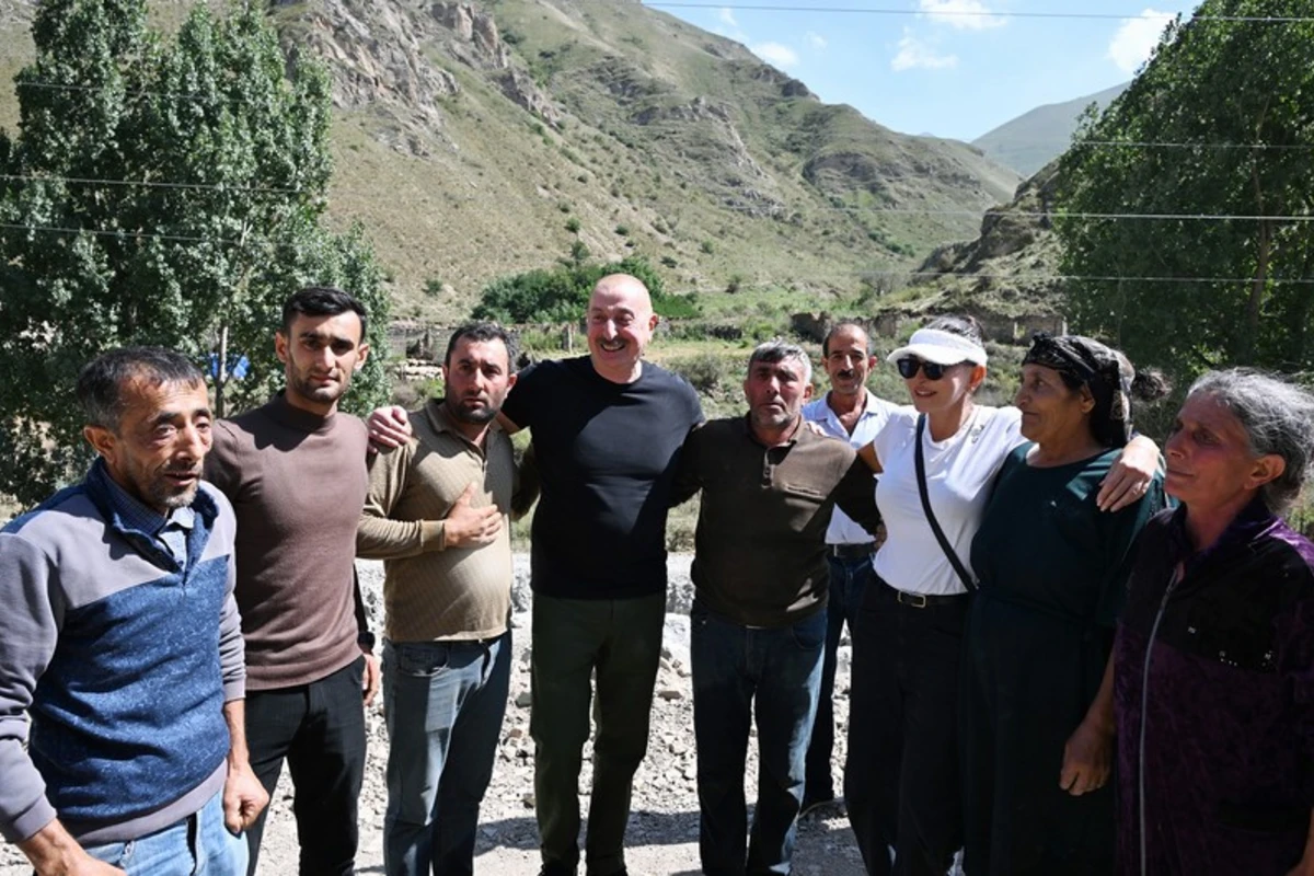 Prezident İlham Əliyev və Mehriban Əliyeva Kəlbəcər sakinləri ilə görüşüblər