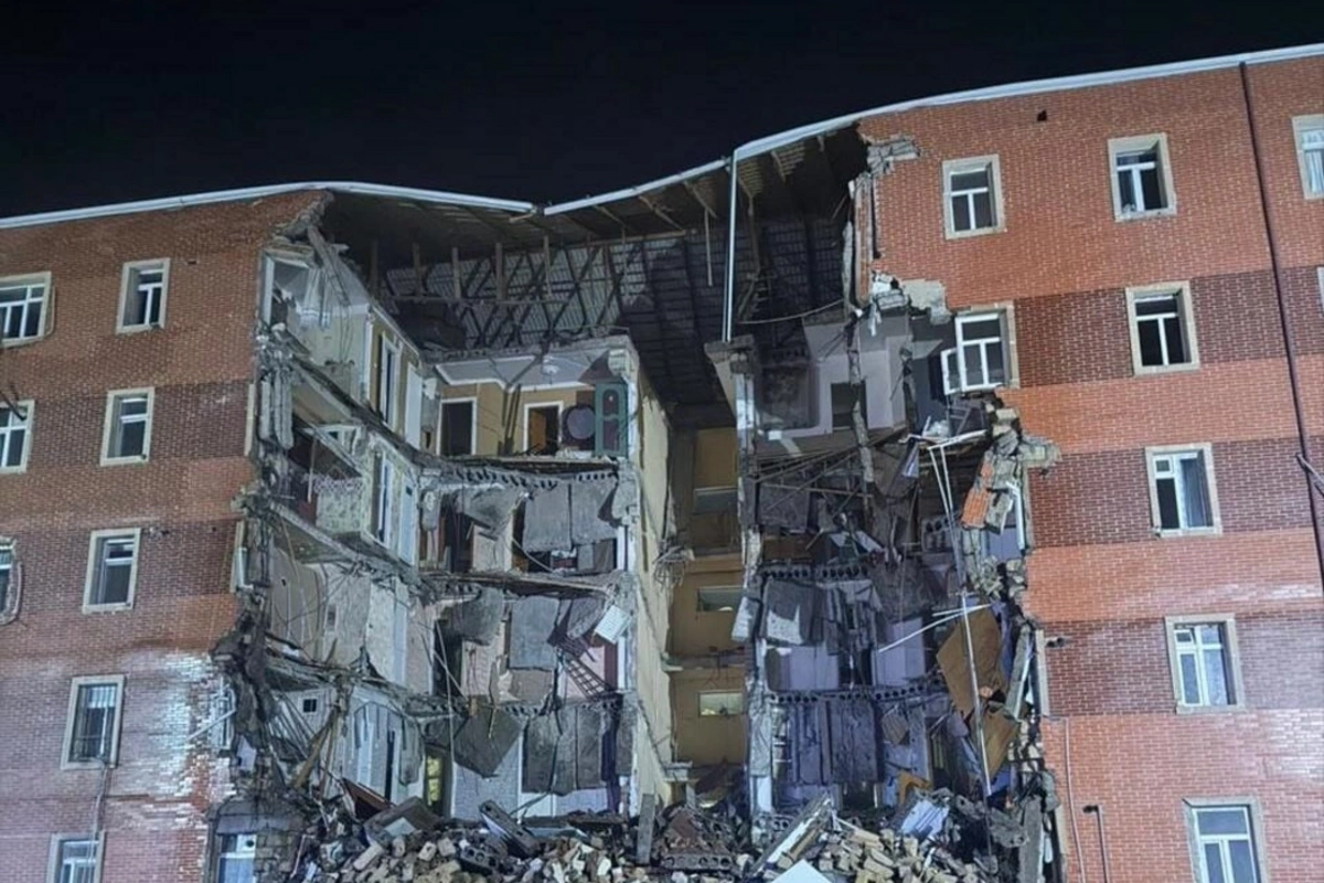 В Азербайджане полностью обрушился блок пятиэтажного жилого дома