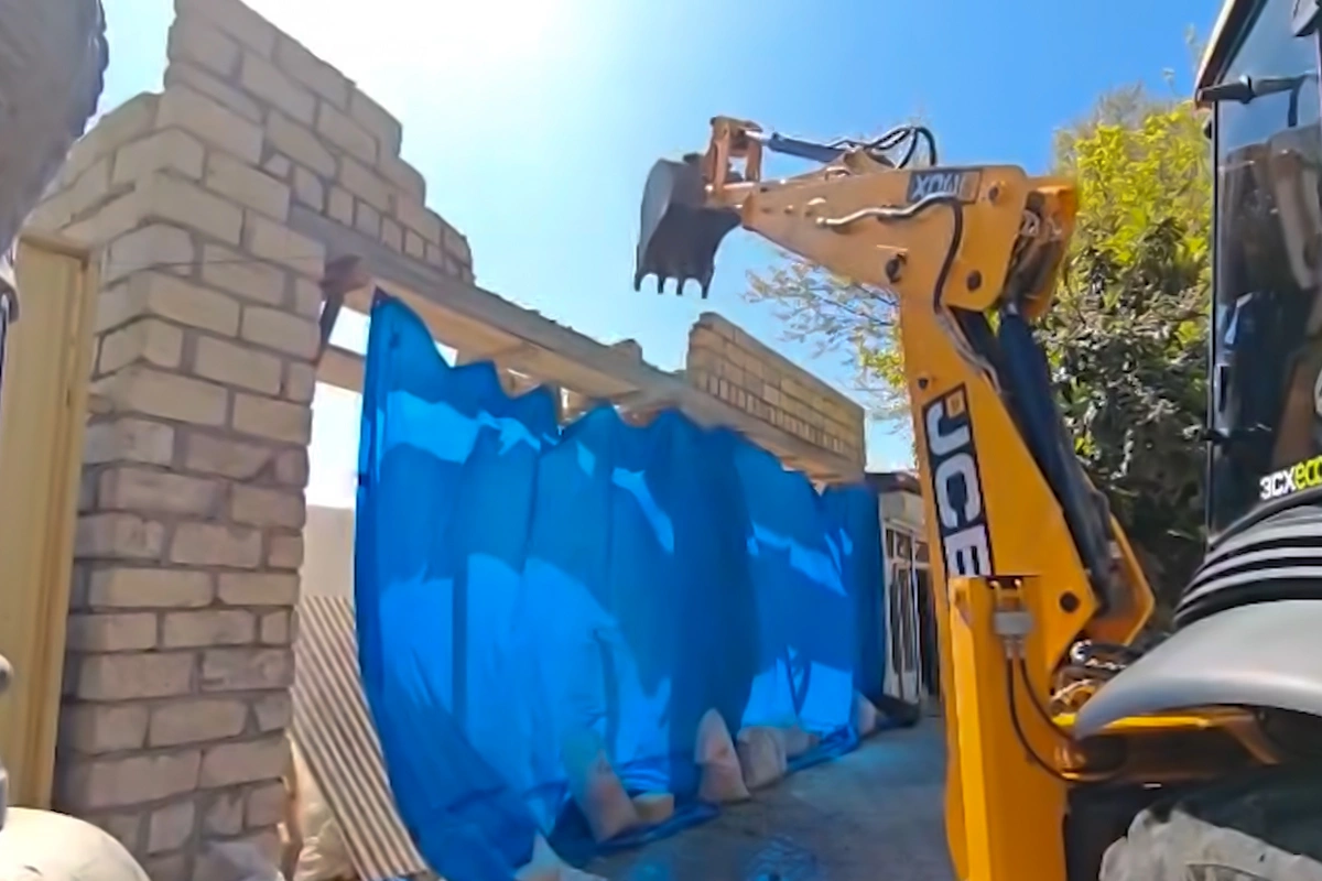 Gəncədə qanunsuz inşa olunan tikili sökülüb